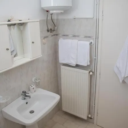 Margarita Kaizer Bridge Apartman Ahílio
